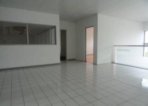 Armazém com 832 m2, em Espinho.