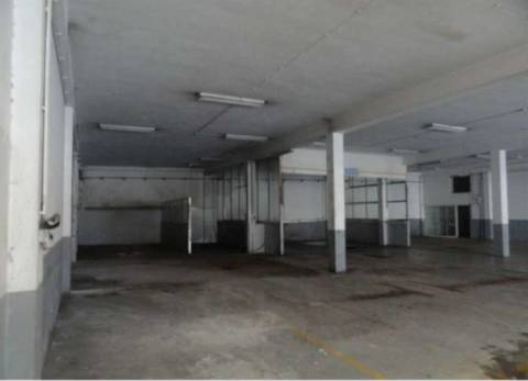 Armazém com 832 m2, em Espinho.