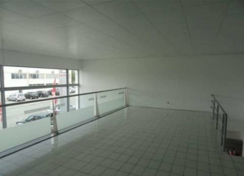 Armazém com 832 m2, em Espinho.