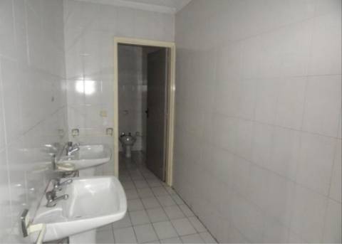 Armazém com 832 m2, em Espinho.