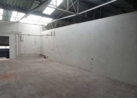 Armazém com 832 m2, em Espinho.