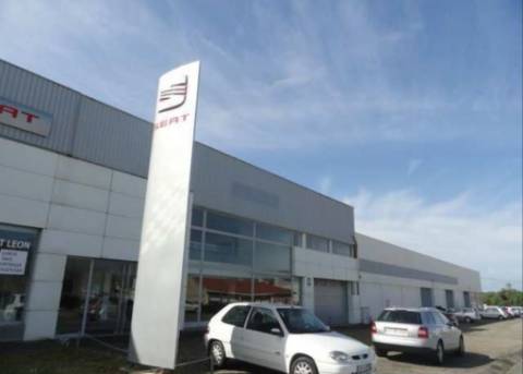 Armazém com 832 m2, em Espinho.