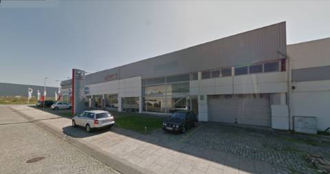 Armazém com 832 m2, em Espinho.