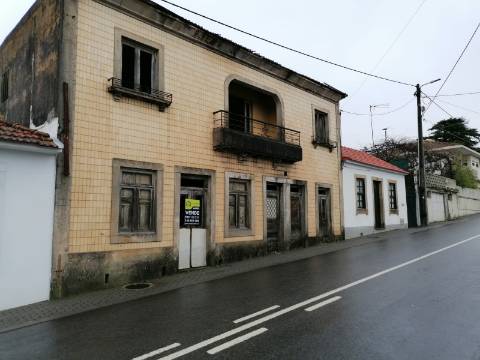Moradia para Restauro + Terreno Urbano em Paços de Brandão, Santa Maria da Feira