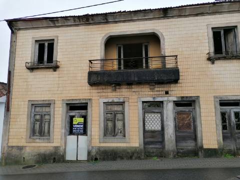 Moradia para Restauro + Terreno Urbano em Paços de Brandão, Santa Maria da Feira