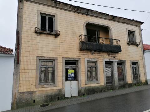 Moradia para Restauro + Terreno Urbano em Paços de Brandão, Santa Maria da Feira
