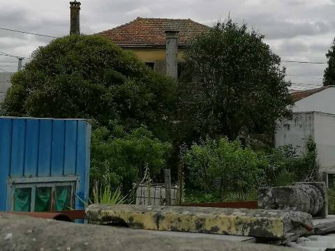 Moradia para Restauro + Terreno Urbano em Paços de Brandão, Santa Maria da Feira