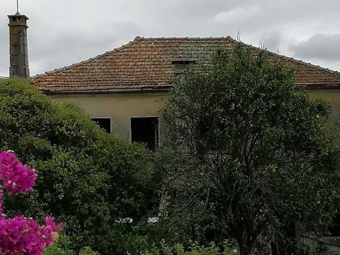 Moradia para Restauro + Terreno Urbano em Paços de Brandão, Santa Maria da Feira