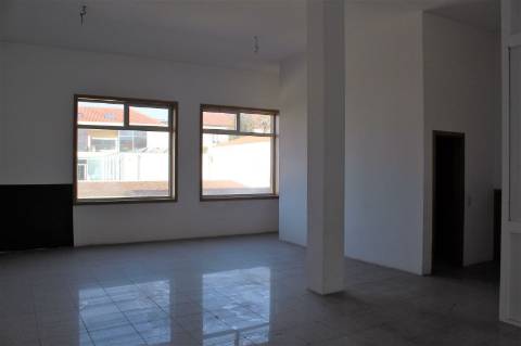 Loja comercial com 155 m2 em Santa Maria da Feira