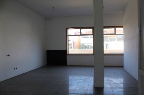 Loja comercial com 155 m2 em Santa Maria da Feira