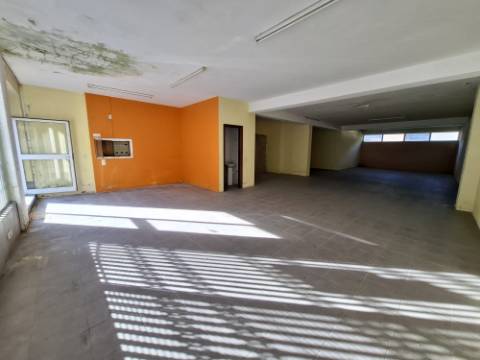 Loja comercial com 180 m2 em Santa Maria de Lamas
