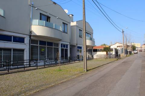 Loja comercial com 180 m2 em Santa Maria de Lamas