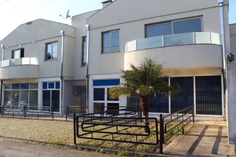 Loja comercial com 180 m2 em Santa Maria de Lamas