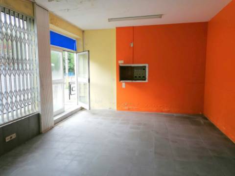 Loja comercial com 180 m2 em Santa Maria de Lamas