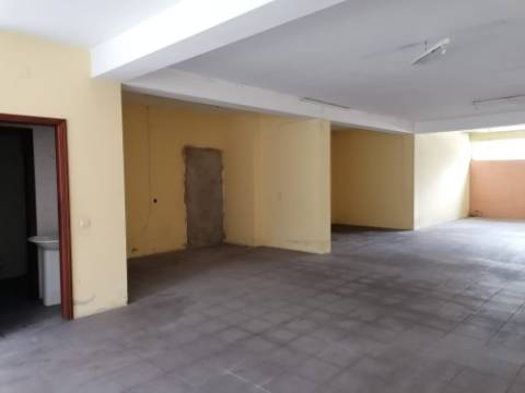 Loja comercial com 180 m2 em Santa Maria de Lamas