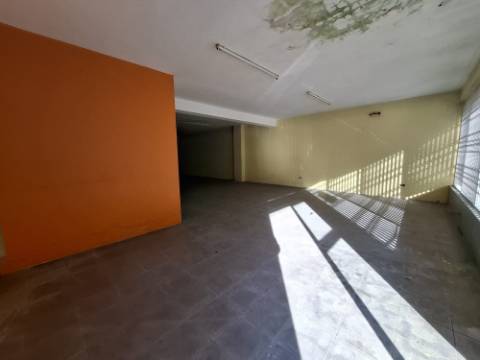 Loja comercial com 180 m2 em Santa Maria de Lamas