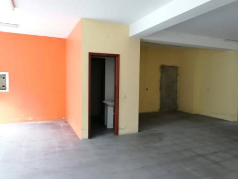 Loja comercial com 180 m2 em Santa Maria de Lamas