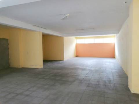 Loja comercial com 180 m2 em Santa Maria de Lamas