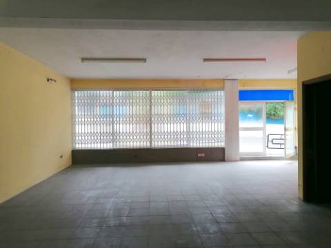 Loja comercial com 180 m2 em Santa Maria de Lamas