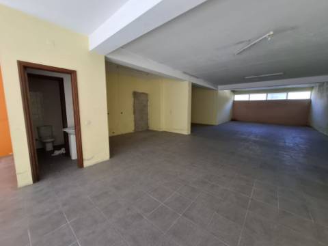 Loja comercial com 180 m2 em Santa Maria de Lamas