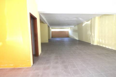 Loja comercial com 180 m2 em Santa Maria de Lamas