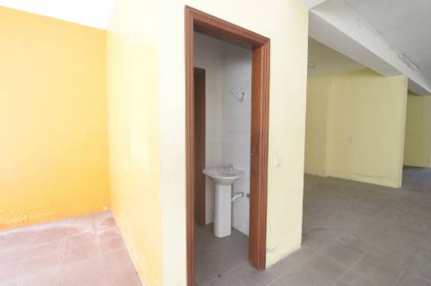 Loja comercial com 180 m2 em Santa Maria de Lamas