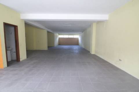 Loja comercial com 180 m2 em Santa Maria de Lamas
