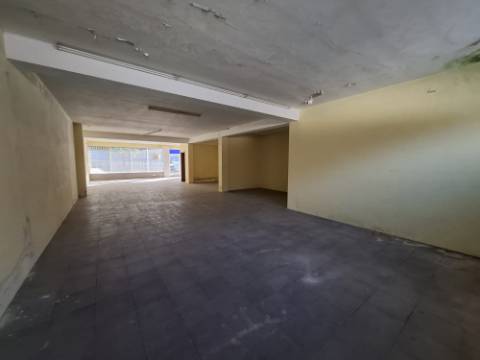 Loja comercial com 180 m2 em Santa Maria de Lamas