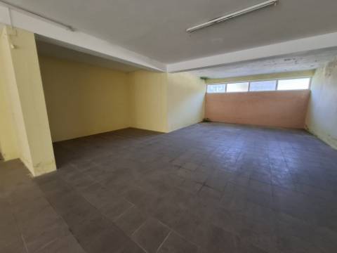 Loja comercial com 180 m2 em Santa Maria de Lamas