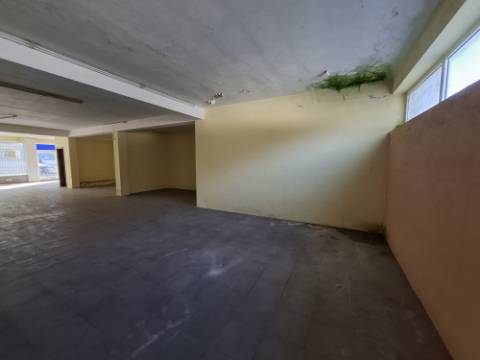 Loja comercial com 180 m2 em Santa Maria de Lamas