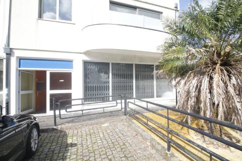 Loja comercial com 180 m2 em Santa Maria de Lamas