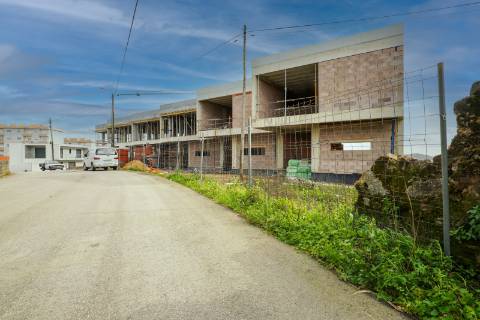 Moradia Geminada T4 em Oliveira de Azeméis - NOVA