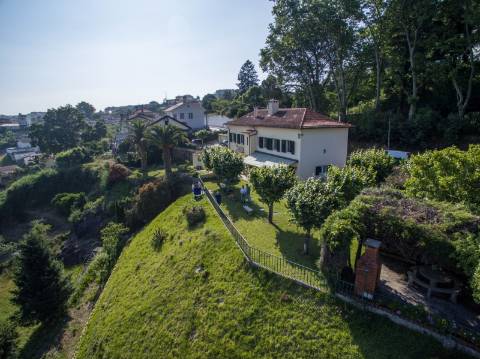 Moradia recuperada com fantástico espaço exterior em Oliveira de Azeméis