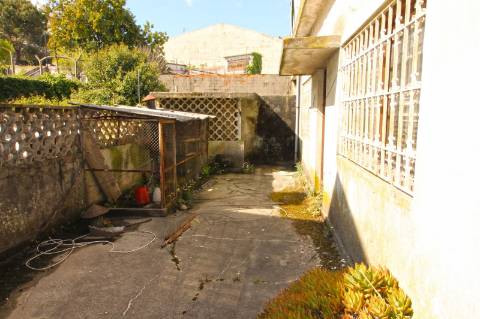Casa de habitação e comércio em São João da Madeira