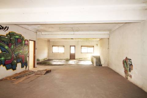 Casa de habitação e comércio em São João da Madeira