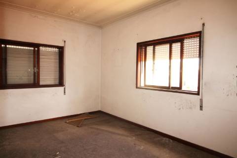 Casa de habitação e comércio em São João da Madeira