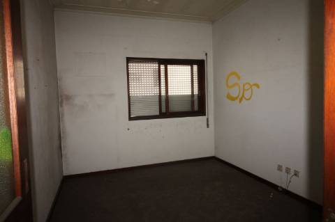 Casa de habitação e comércio em São João da Madeira