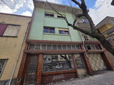 Casa de habitação e comércio em São João da Madeira