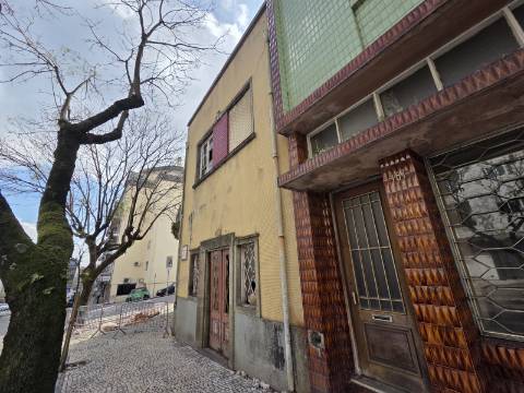 Casa de habitação e comércio em São João da Madeira