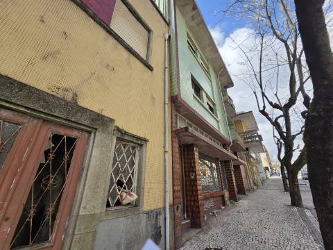 Casa de habitação e comércio em São João da Madeira