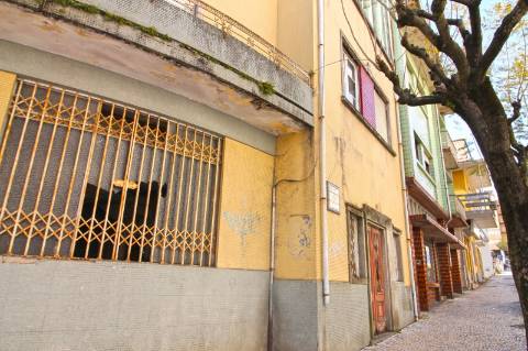 Casa de habitação e comércio em São João da Madeira