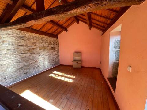 Duas Moradias em Alvarenga