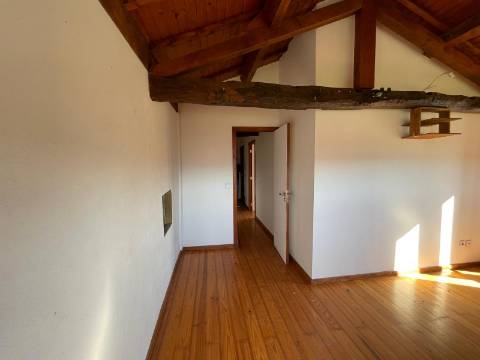 Duas Moradias em Alvarenga