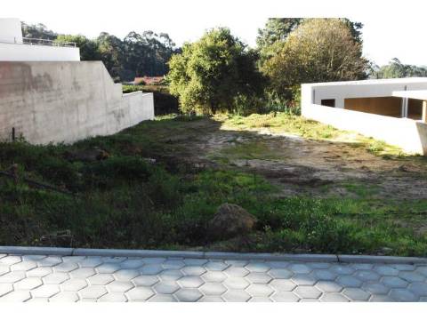 Terreno urbano com projecto aprovado para moradia
