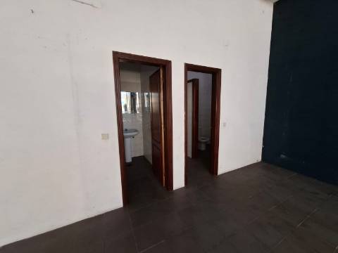 Loja com 154 m2 em Santa Maria de Lamas, Santa Maria da Feira