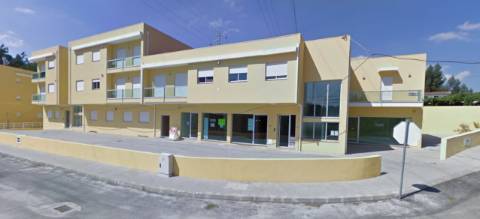 Loja comercial com 190 m2, em Canedo.
Imóvel de Banco!