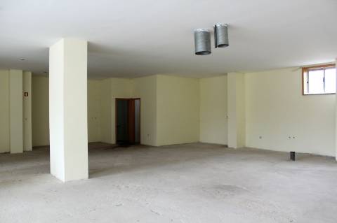 Loja comercial com 190 m2, em Canedo.
Imóvel de Banco!