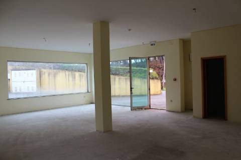 Loja comercial com 190 m2, em Canedo.
Imóvel de Banco!