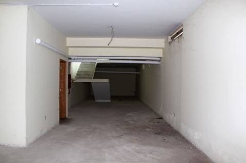 Loja comercial com 190 m2, em Canedo.
Imóvel de Banco!