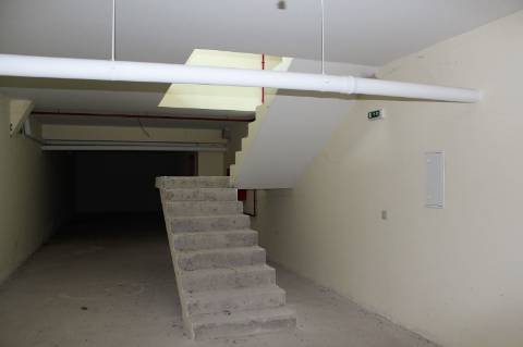 Loja comercial com 190 m2, em Canedo.
Imóvel de Banco!